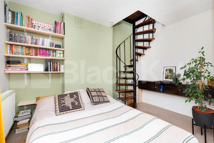 Split level 1 bedroom on a residential street in Highbury Northolme Road, Highbury